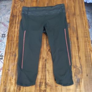 Lululemon Vent It Out Crop Capri Leggings Gator